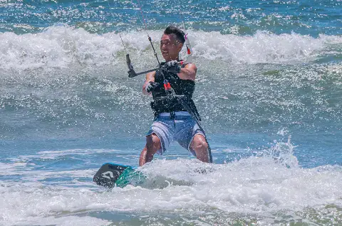 Un élève de kitesurf sur l'eau