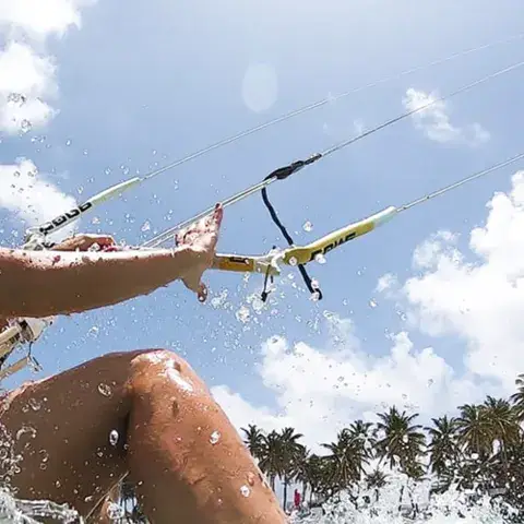Une kitesurfeuse au ras de l'eau