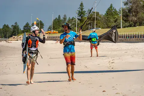 Moniteurs sur la plage avant un cours