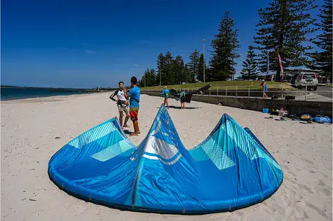 Aile de kitesurf gonflée sur la plage