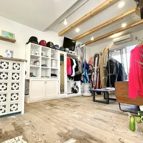 L'intérieur de la boutique en bois clair
