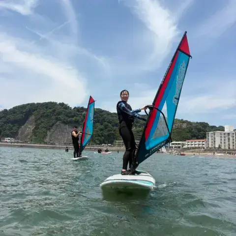 Cours de windsurf dans la baie de Zushi