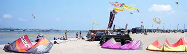 Ailes de kitesurf étalées sur la plage