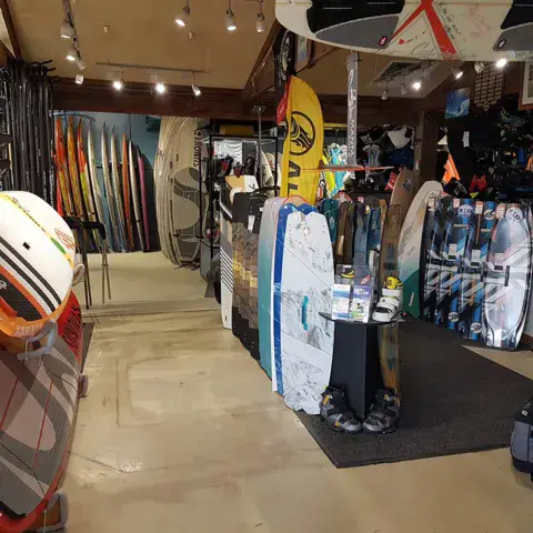 Rayon de planches et comptoir dans la boutique