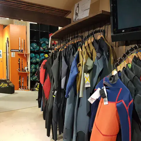 Portants de combinaisons de surf dans la boutique