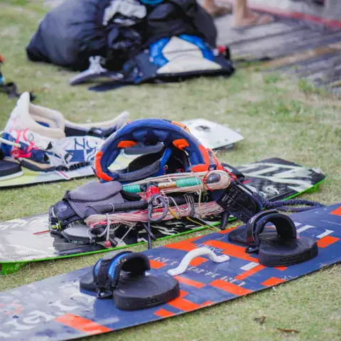 Matériel de kitesurf posé sur l'herbe
