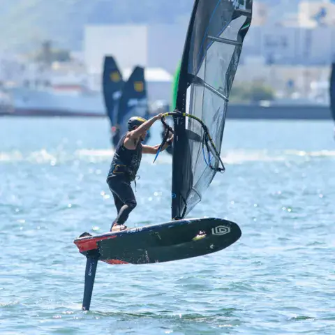 Un windsurfeur en foil