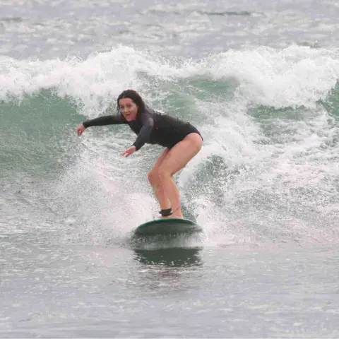 Surfeuse sur une vague de Canggu