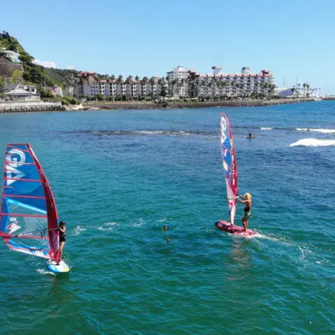 Vue aérienne de windsurfeurs devant la côte