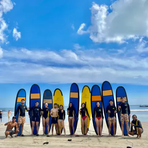 Élèves et moniteurs alignés devant leurs planches