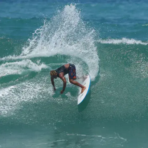Surfeur sur une vague