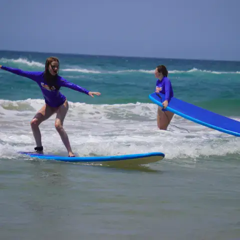 Deux élèves sur leurs planches dans l'eau