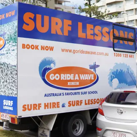 La camionnette de l'école, garée près de la plage