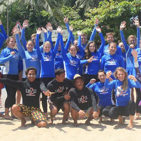 L'équipe de l'école en t-shirts bleus sur la plage
