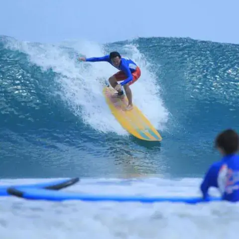 Surfeur sur une vague