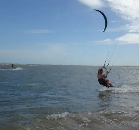 Kitesurfeur sur une eau peu profonde et plate