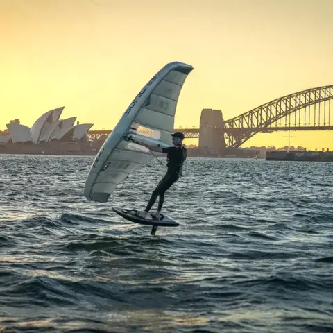 Wing foil devant l'Opéra et le pont de Sydney