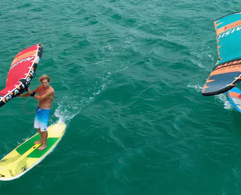 Deux riders en wing foil, vus du ciel