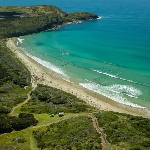 Vue aérienne de la plage de The Farm, parc de Killalea