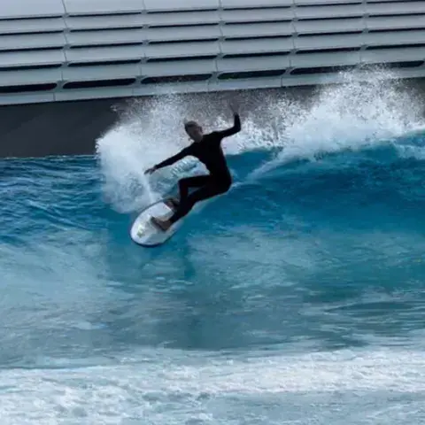 Surfeur sur une vague