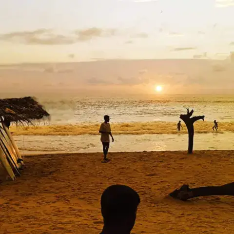 Planches sur la plage au coucher du soleil