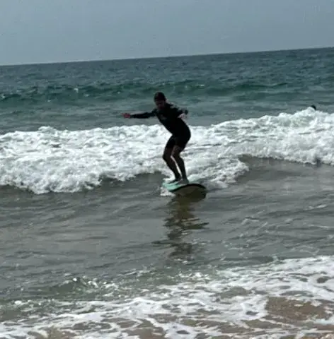 Surfeur sur une vague au bord de la plage