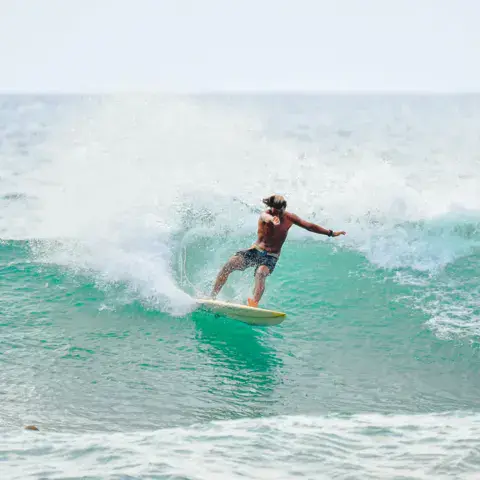 Surfeur sur une vague