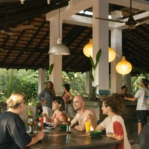 La terrasse du café-bar du club