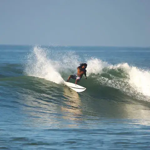 Surfeur sur une vague d'Ahangama