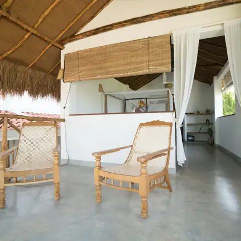 Espace de détente couvert d'une chambre du camp