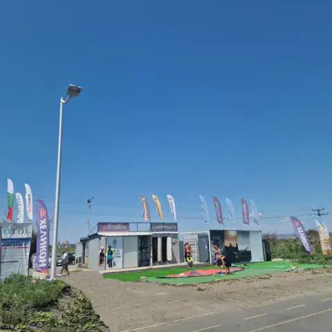 Le centre sur la plage, avec ses drapeaux