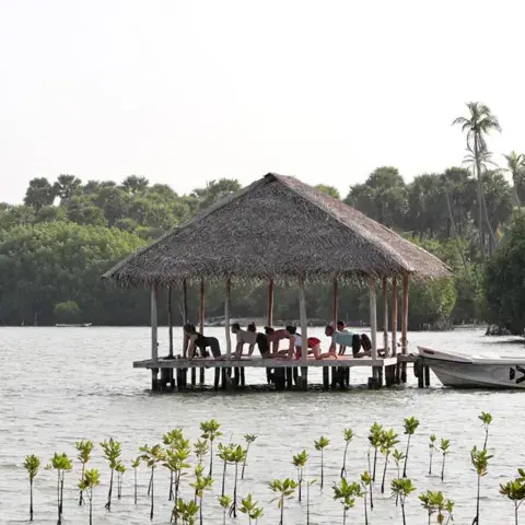 Pontons couverts sur le lagon de Kalpitiya