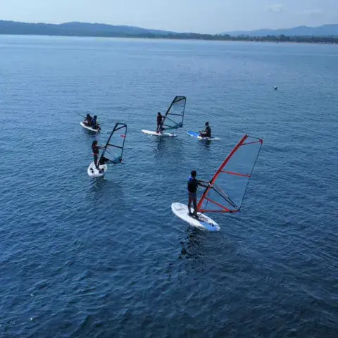 Des élèves en windsurf dans la baie