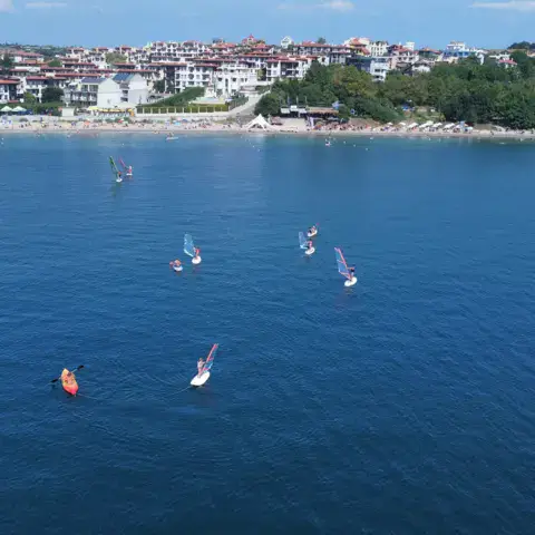 Planches à voile devant la plage, vues du ciel