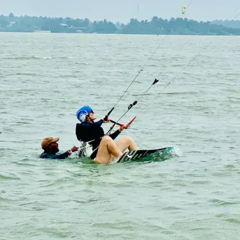 Élève de kitesurf sur le lagon