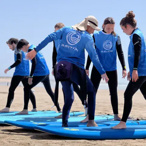 Cours de surf collectif sur la plage