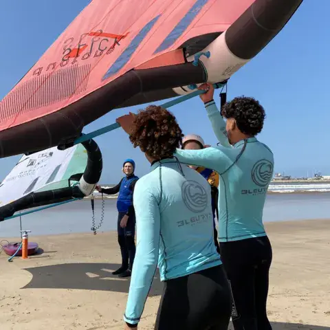 Initiation au wingfoil sur la plage