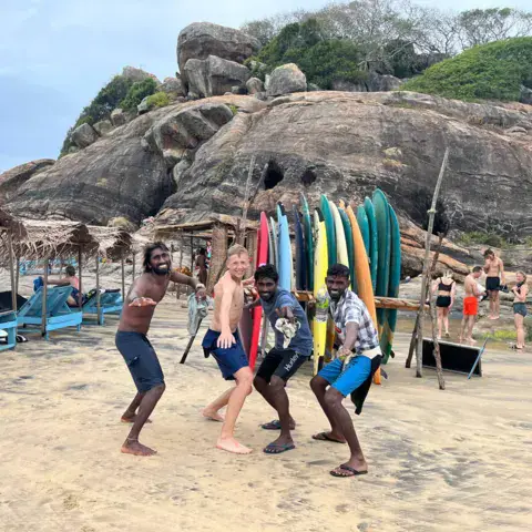 Moniteurs et élèves devant les planches, au pied d'un rocher