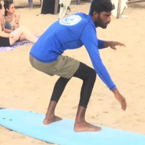 Exercice de lever sur la planche, sur le sable