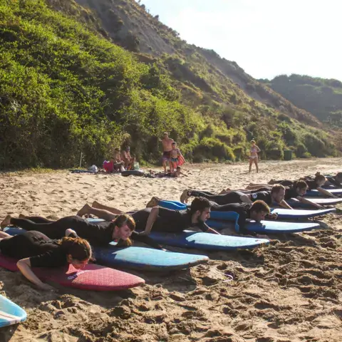 Exercice de pop-up sur le sable, planches alignées sur la plage