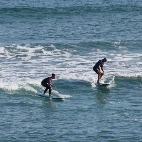 Deux surfeurs sur les vagues