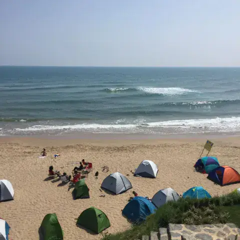 Tentes de camp de surf installées au-dessus de la plage