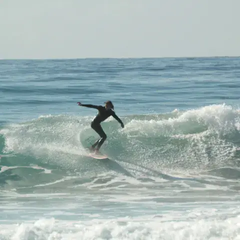 Surfeur sur une vague