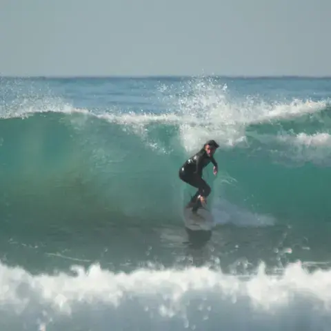 Surfeur dans le creux d'une vague