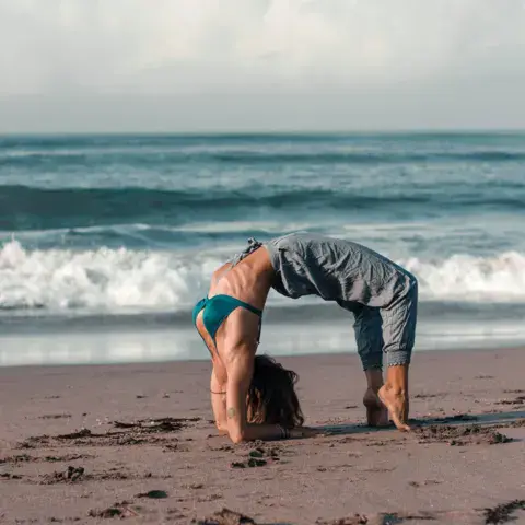 Séance de yoga sur la plage