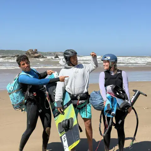 Élèves et moniteur après une session de kitesurf