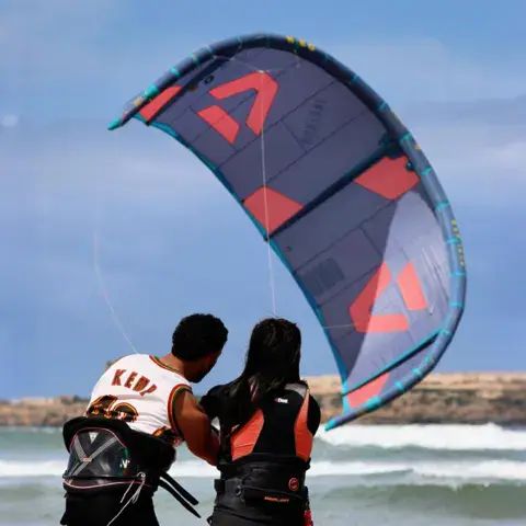 Moniteur et élève lors d'un cours de kitesurf