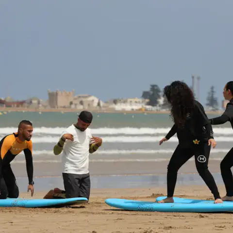 Initiation au surf sur la plage avec les moniteurs