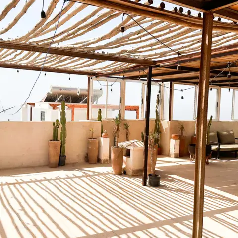 Terrasse couverte sur le toit du surf camp