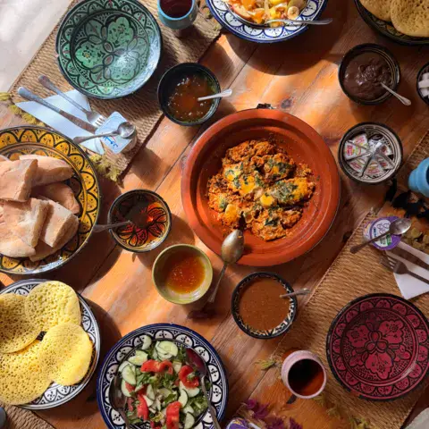 Repas marocain servi à la maison